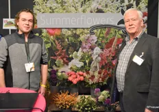 Mark van KMB Flowers samen met Henk van den Berg van stichting Summer Flowers. Stichting Flowers is een promotiepodium voor drieenzeventig seizoensbloemenkwekers.